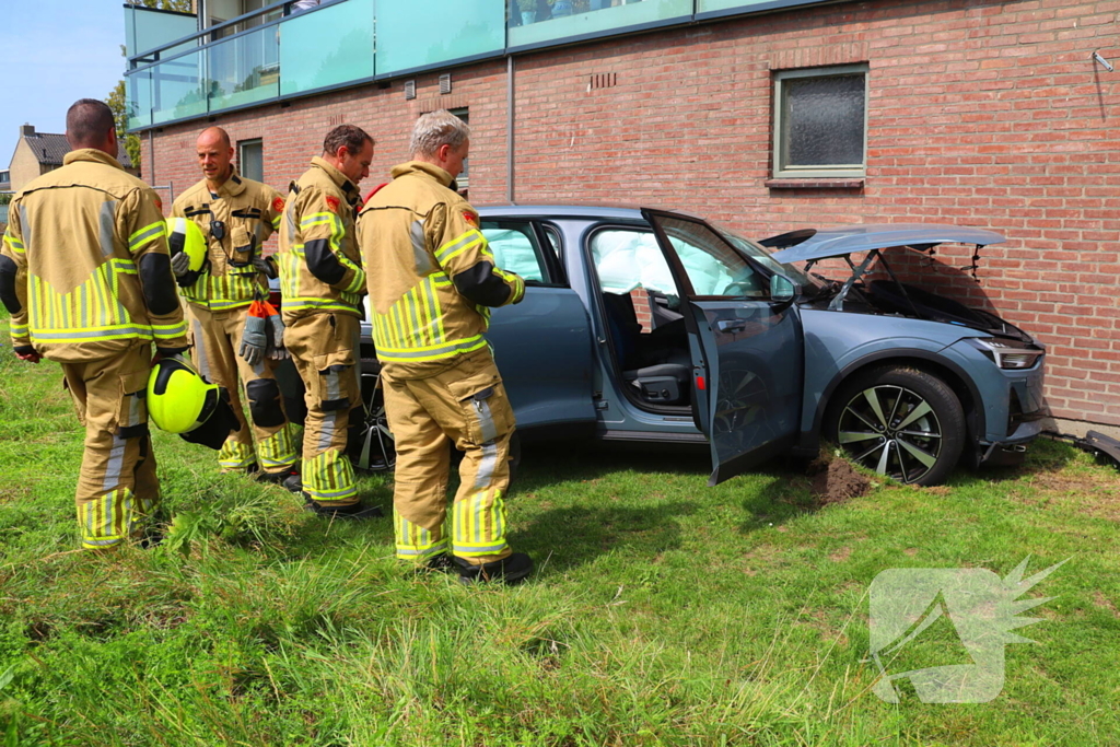 Auto botst tegen gebouw