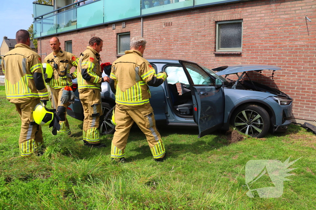 Auto botst tegen gebouw