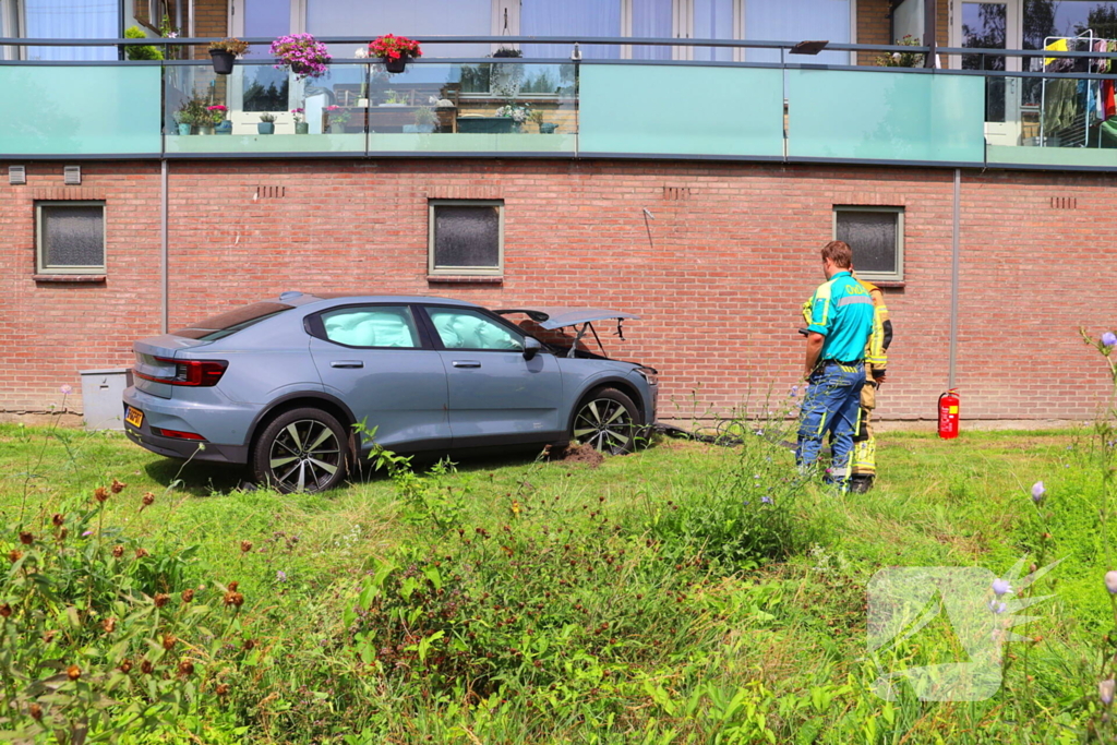 Auto botst tegen gebouw