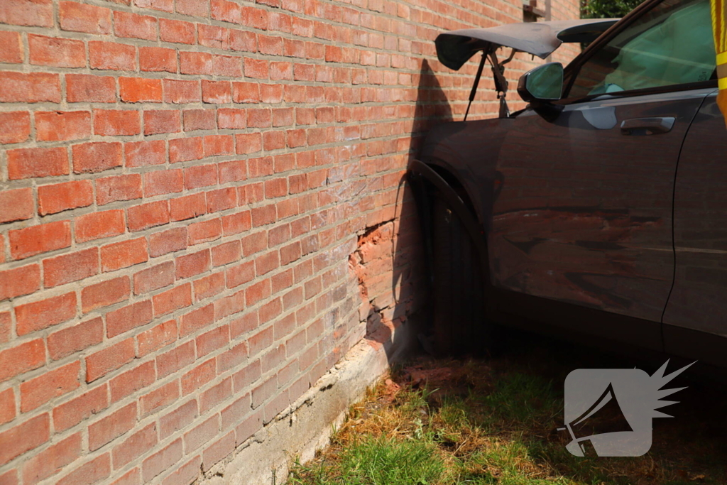 Auto botst tegen gebouw