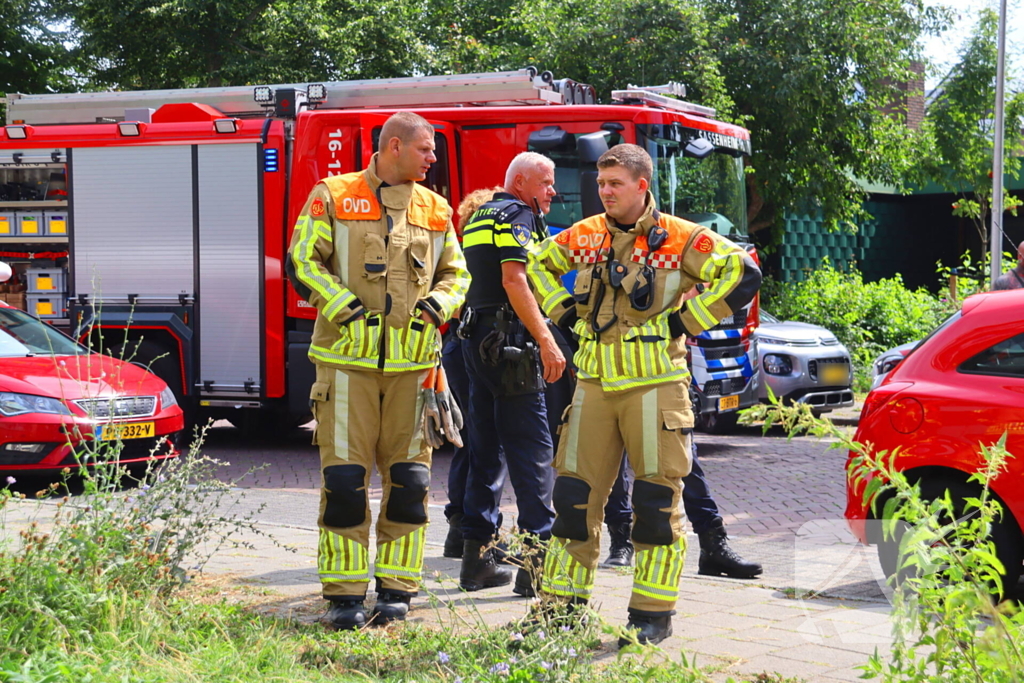 Auto botst tegen gebouw