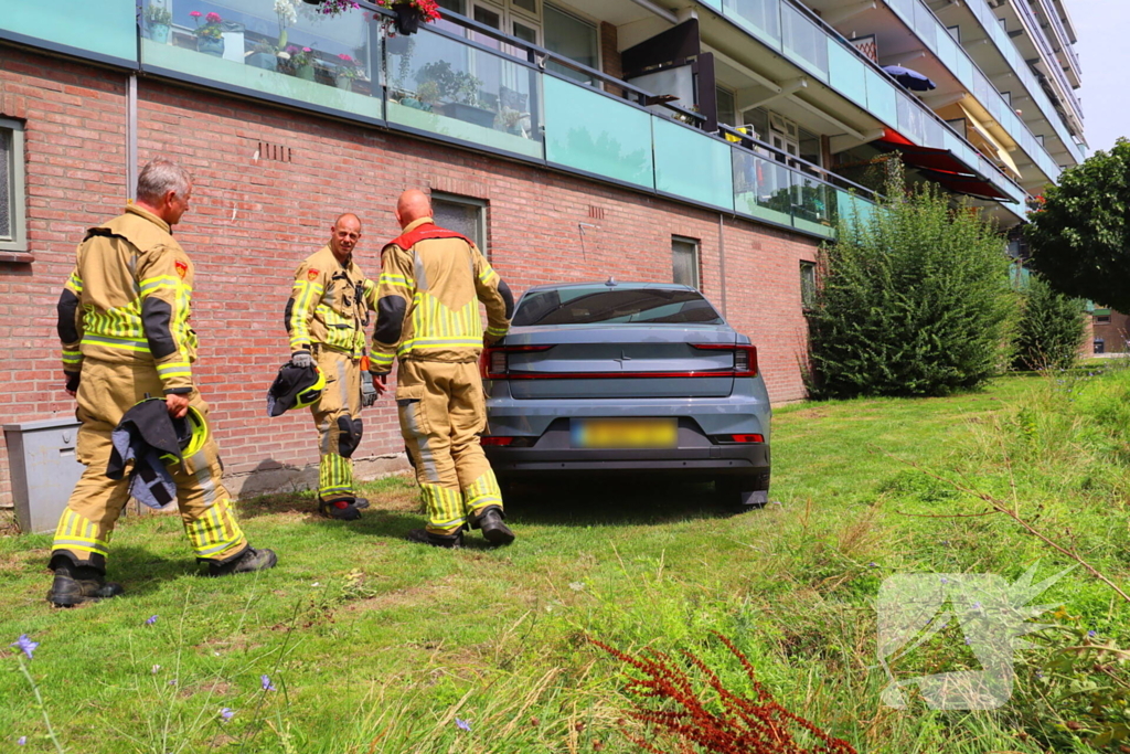 Auto botst tegen gebouw
