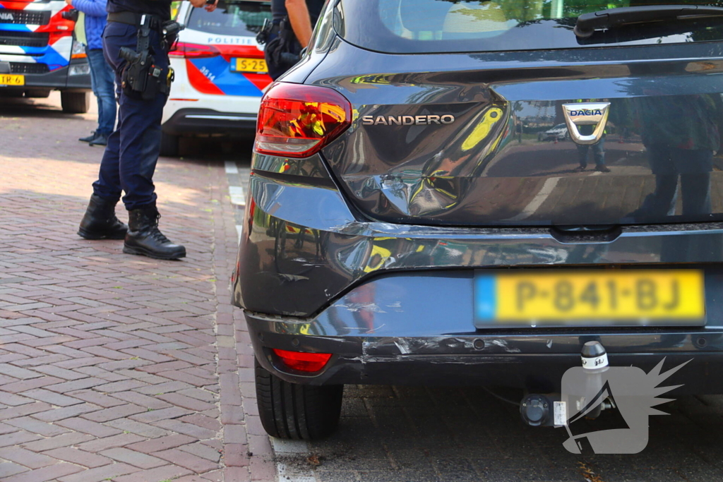 Auto botst tegen gebouw