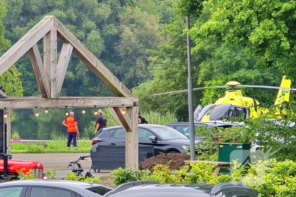 Traumahelikopter landt naast visvijver