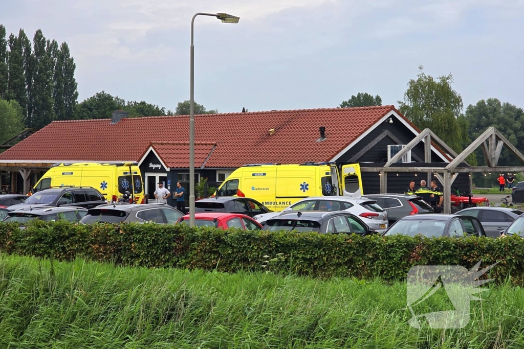 Traumahelikopter landt naast visvijver