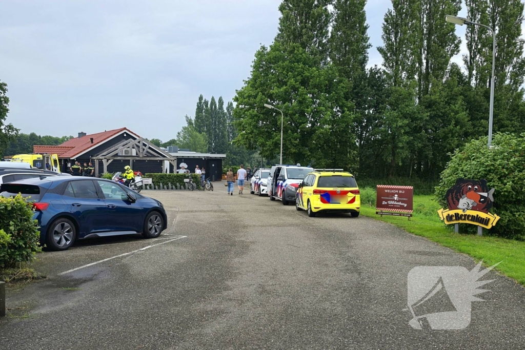 Traumahelikopter landt naast visvijver