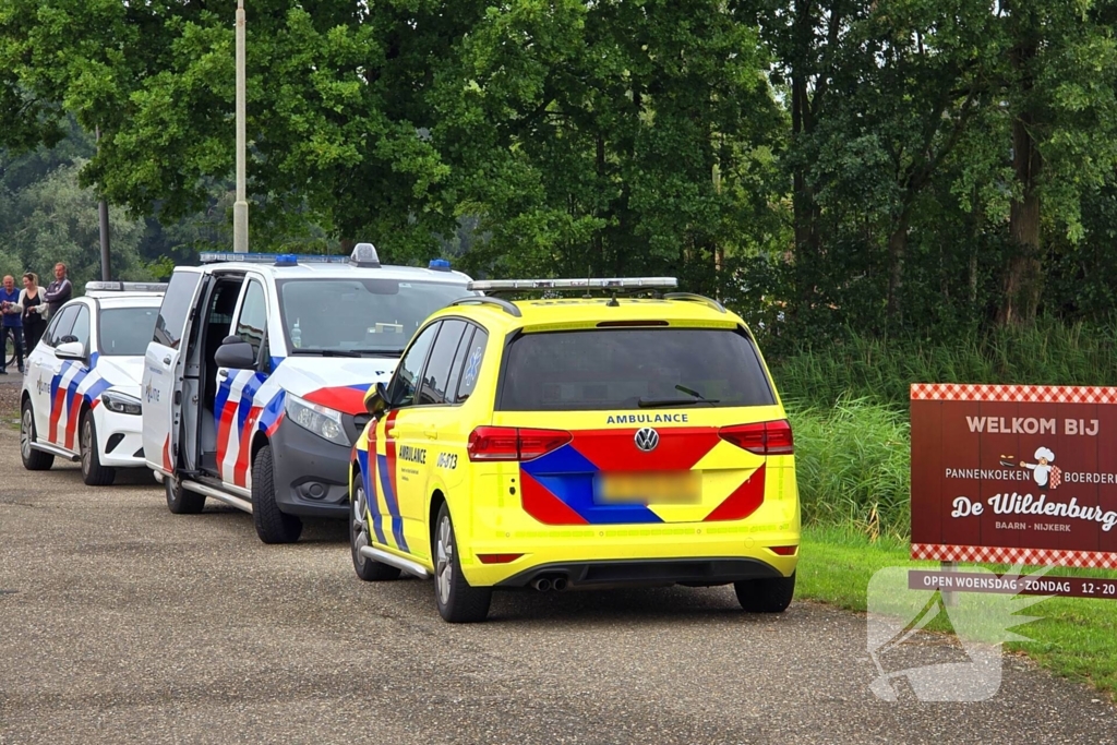 Traumahelikopter landt naast visvijver