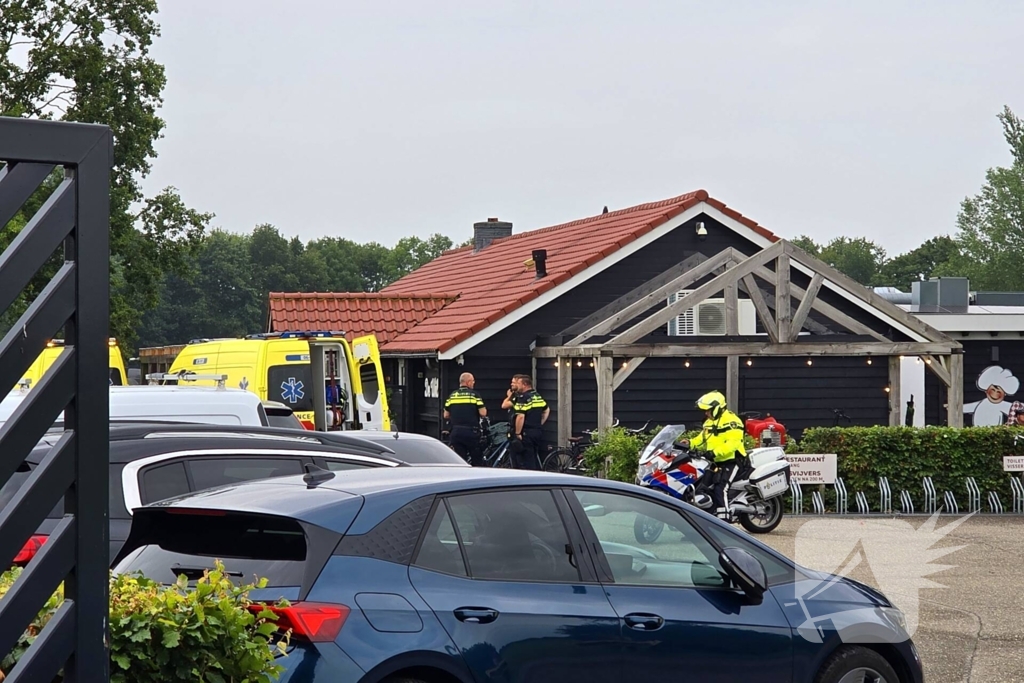 Traumahelikopter landt naast visvijver