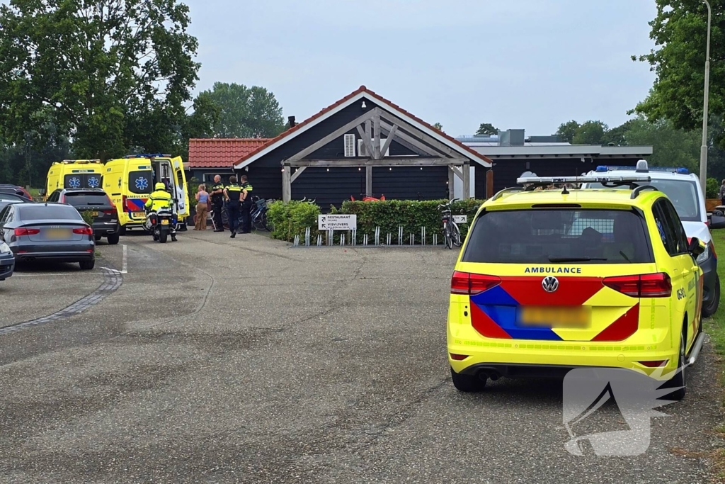 Traumahelikopter landt naast visvijver