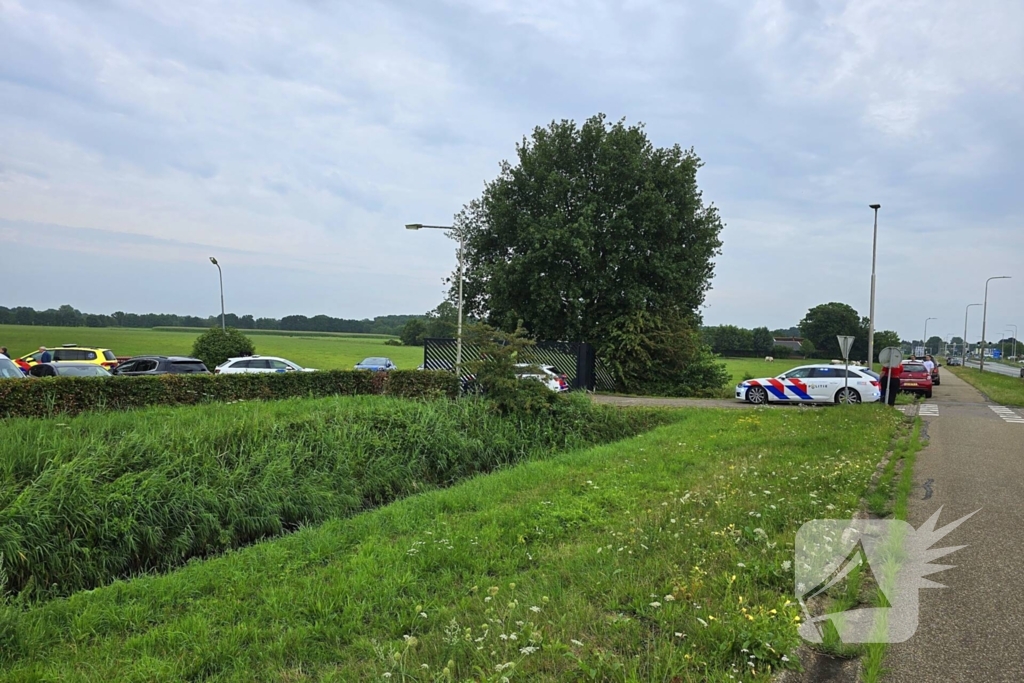 Traumahelikopter landt naast visvijver