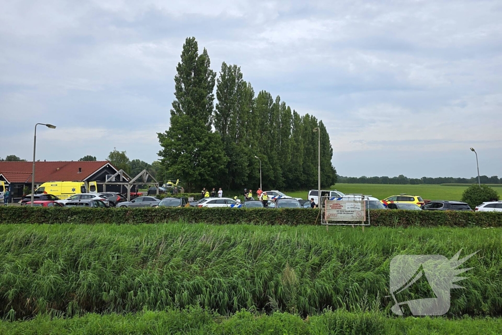 Traumahelikopter landt naast visvijver