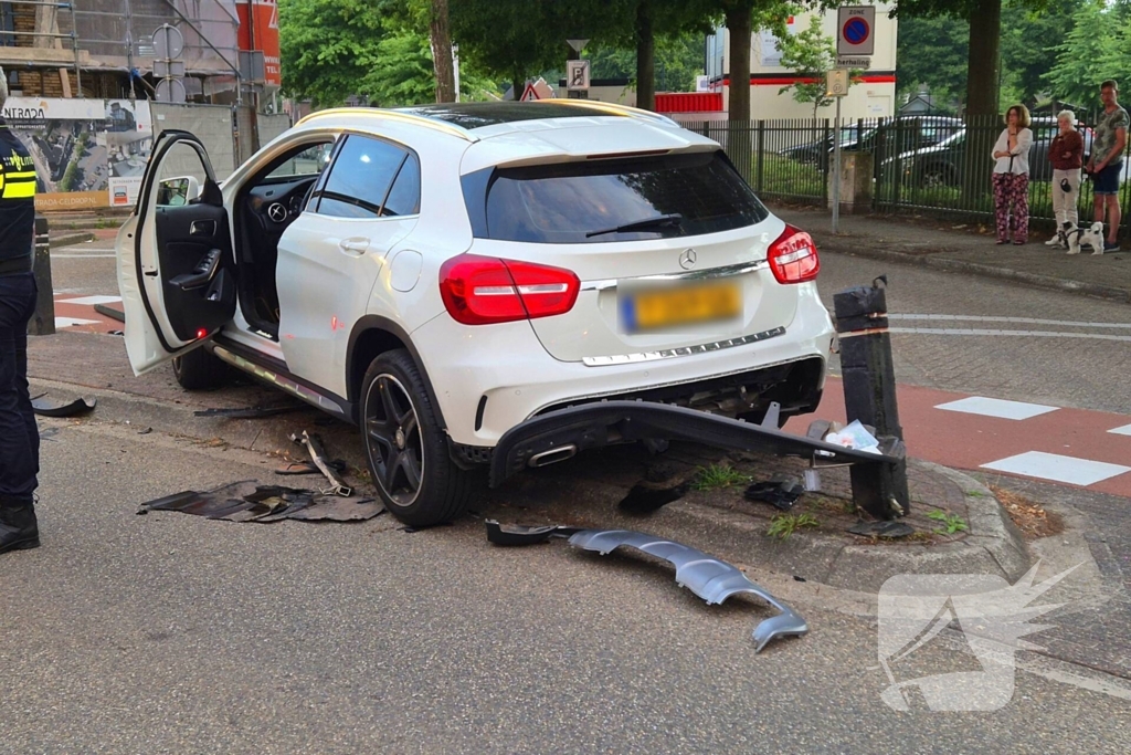Auto ongeval eindigt tegen paal