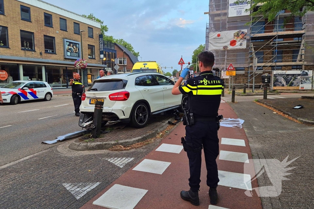 Auto ongeval eindigt tegen paal