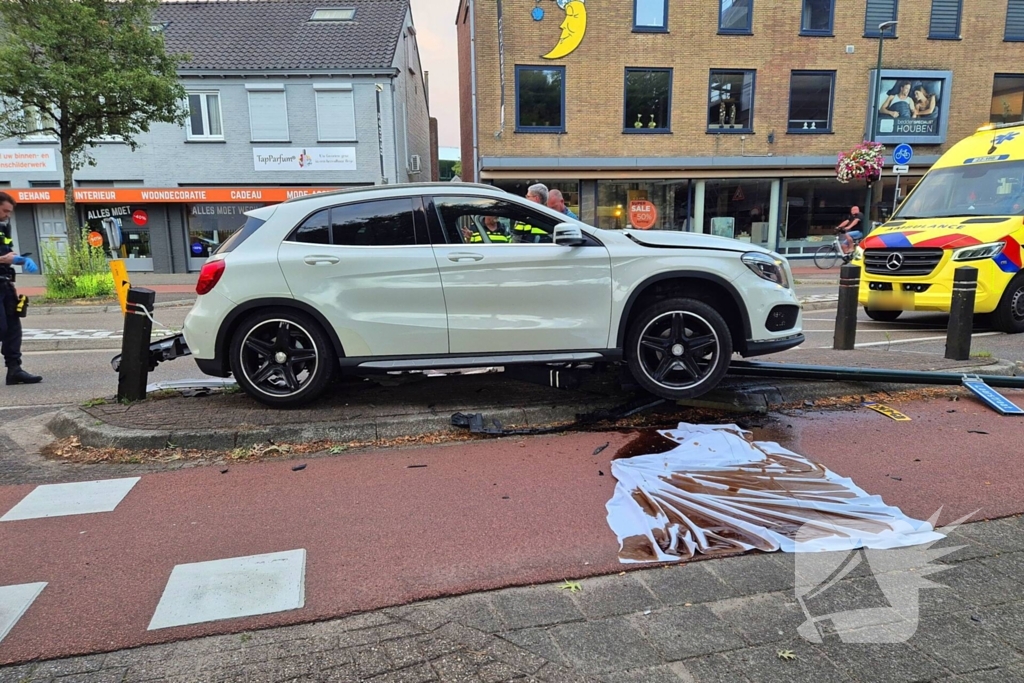 Auto ongeval eindigt tegen paal