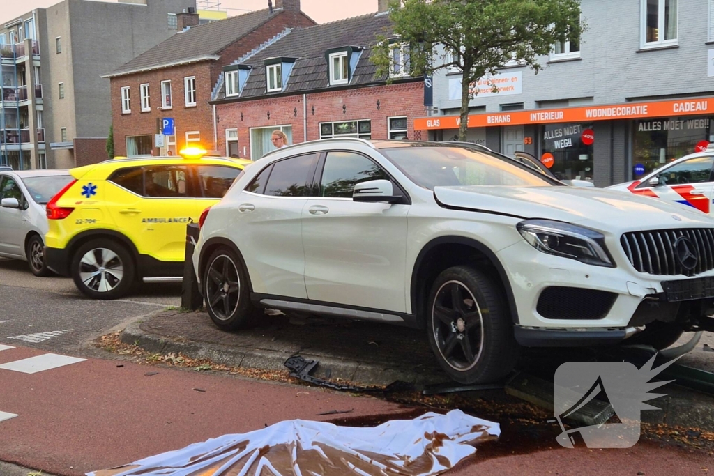 Auto ongeval eindigt tegen paal