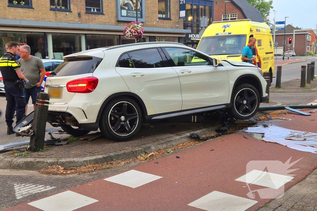 Auto ongeval eindigt tegen paal
