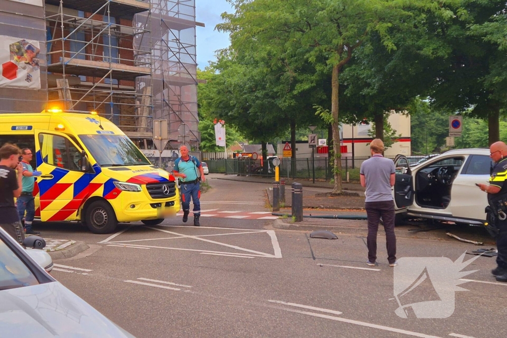 Auto ongeval eindigt tegen paal