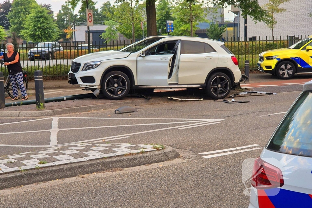 Auto ongeval eindigt tegen paal