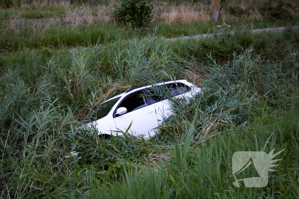 Taxi in sloot na eenzijdig ongeval