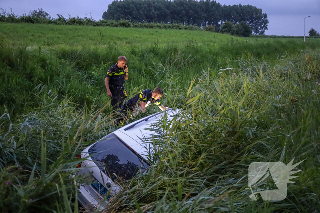 Taxi in sloot na eenzijdig ongeval