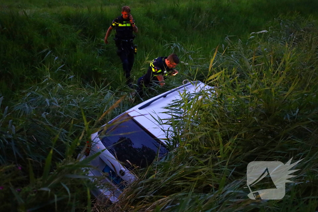 Taxi in sloot na eenzijdig ongeval