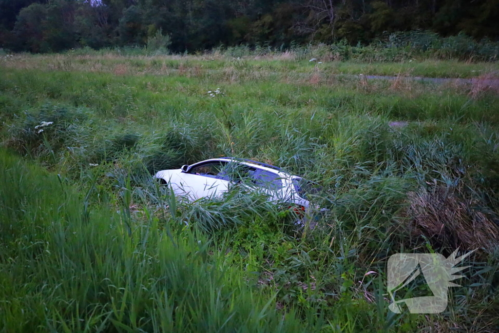Taxi in sloot na eenzijdig ongeval