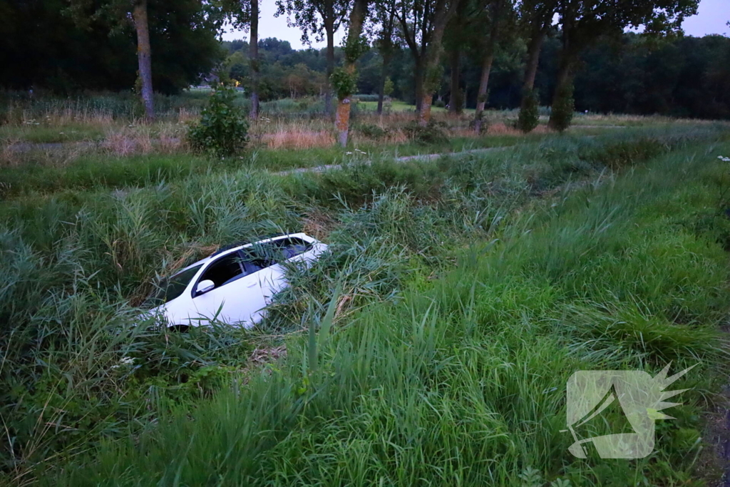 Taxi in sloot na eenzijdig ongeval
