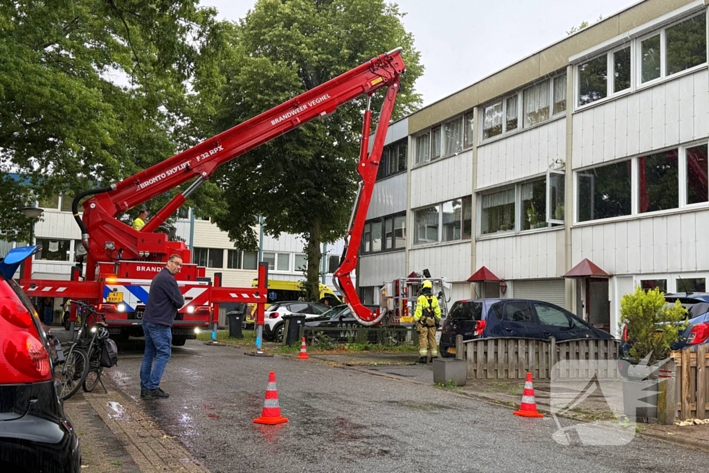 Brandweer redt persoon uit woning