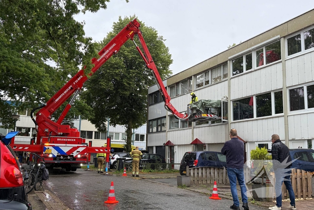 Brandweer redt persoon uit woning