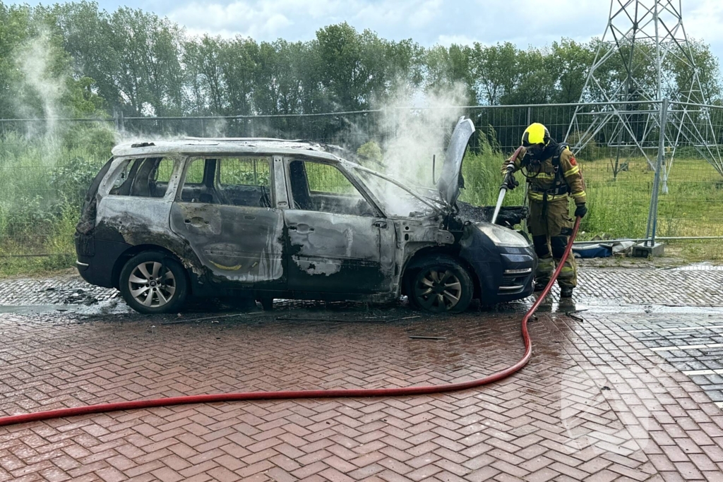 Auto uitgebrand zonder gewonden