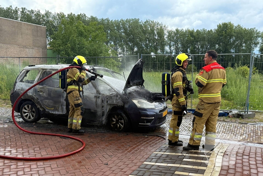 Auto uitgebrand zonder gewonden