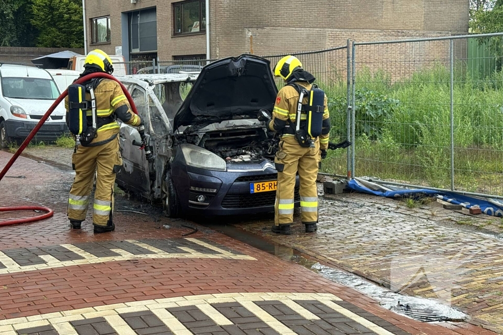 Auto uitgebrand zonder gewonden