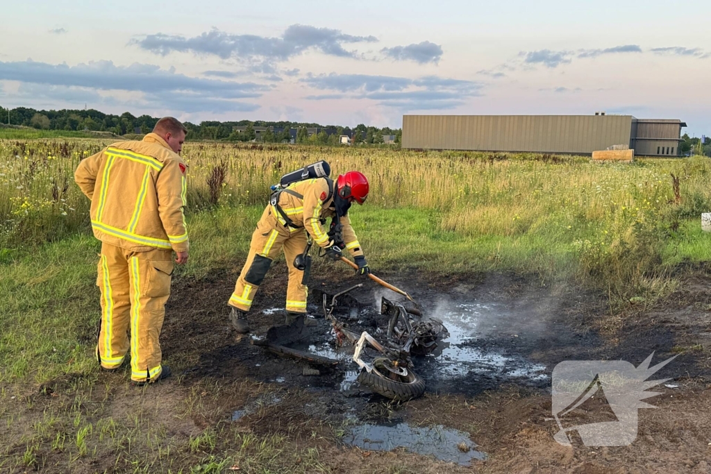Scooter en pallet verwoest door brand