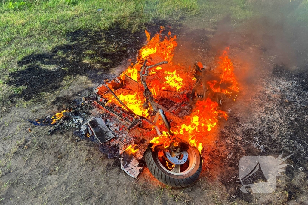 Scooter en pallet verwoest door brand