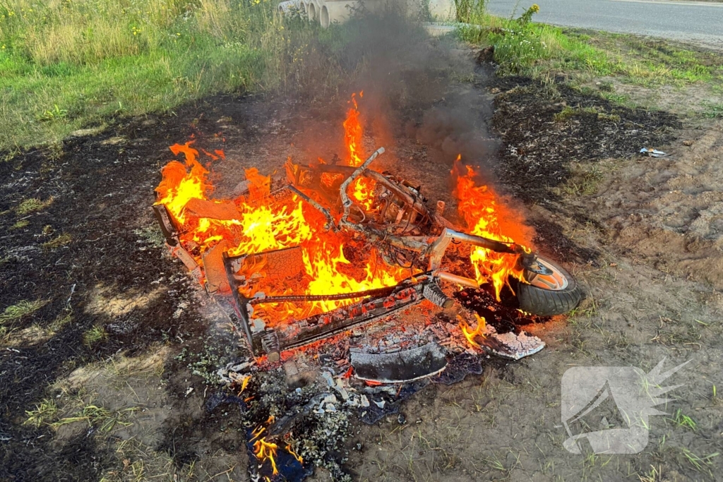 Scooter en pallet verwoest door brand