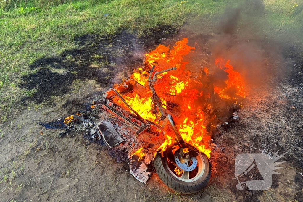 Scooter en pallet verwoest door brand