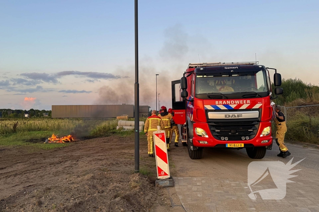 Scooter en pallet verwoest door brand