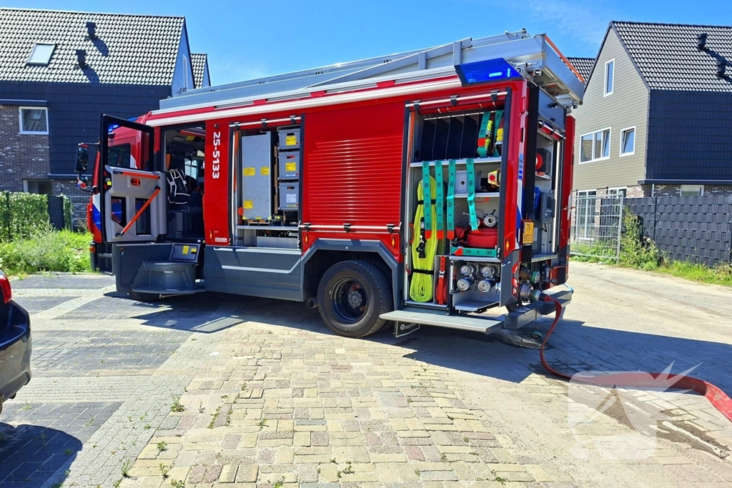 Brandweer blust voertuigbrand
