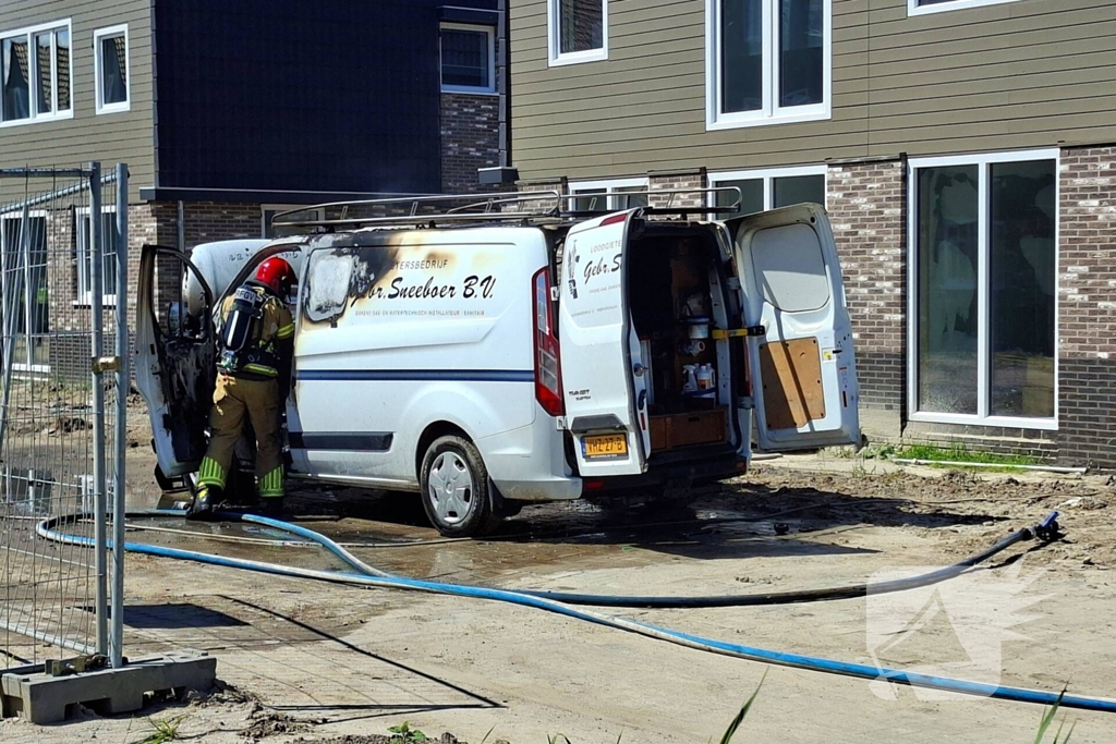 Brandweer blust voertuigbrand