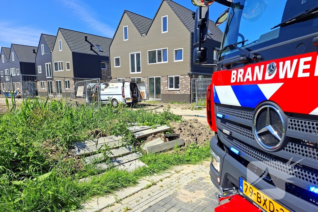 Brandweer blust voertuigbrand