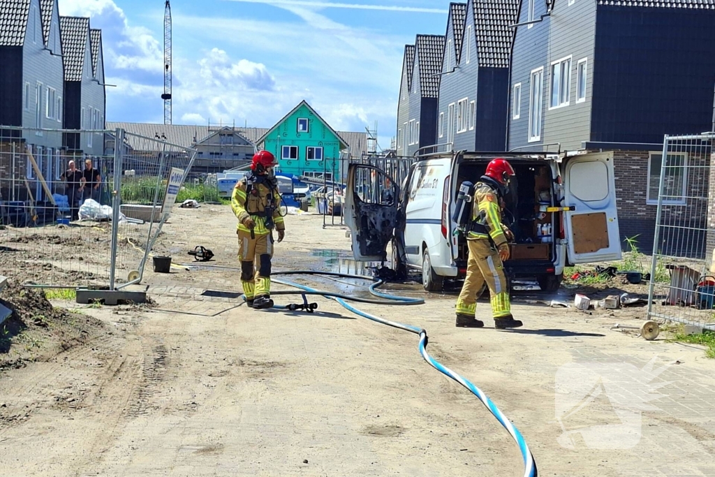 Brandweer blust voertuigbrand