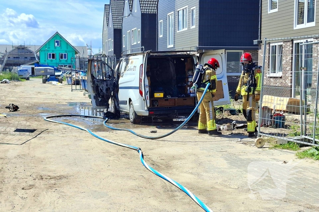 Brandweer blust voertuigbrand