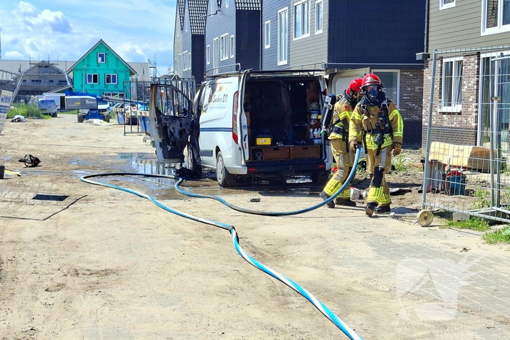Brandweer blust voertuigbrand