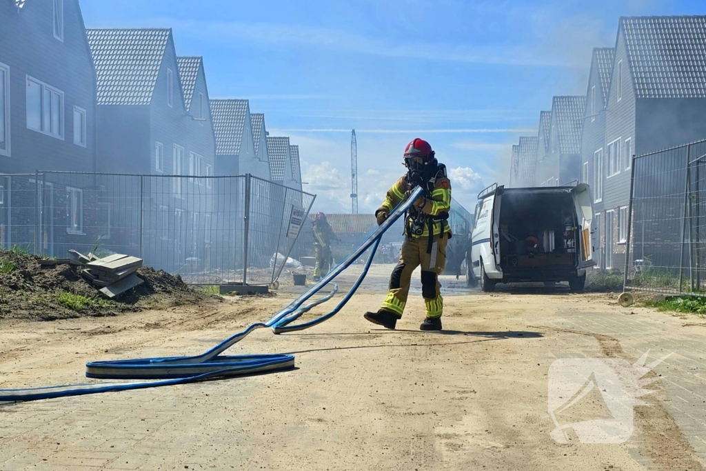 Brandweer blust voertuigbrand