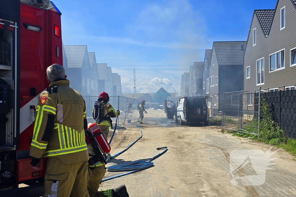 Brandweer blust voertuigbrand