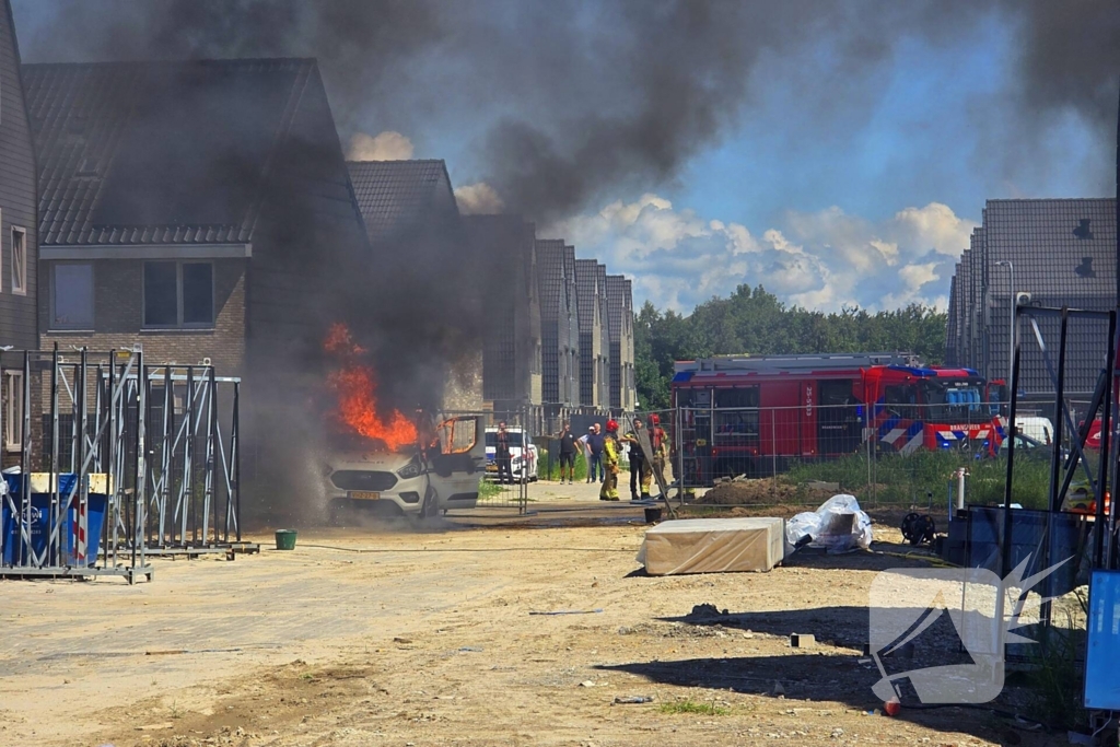 Brandweer blust voertuigbrand
