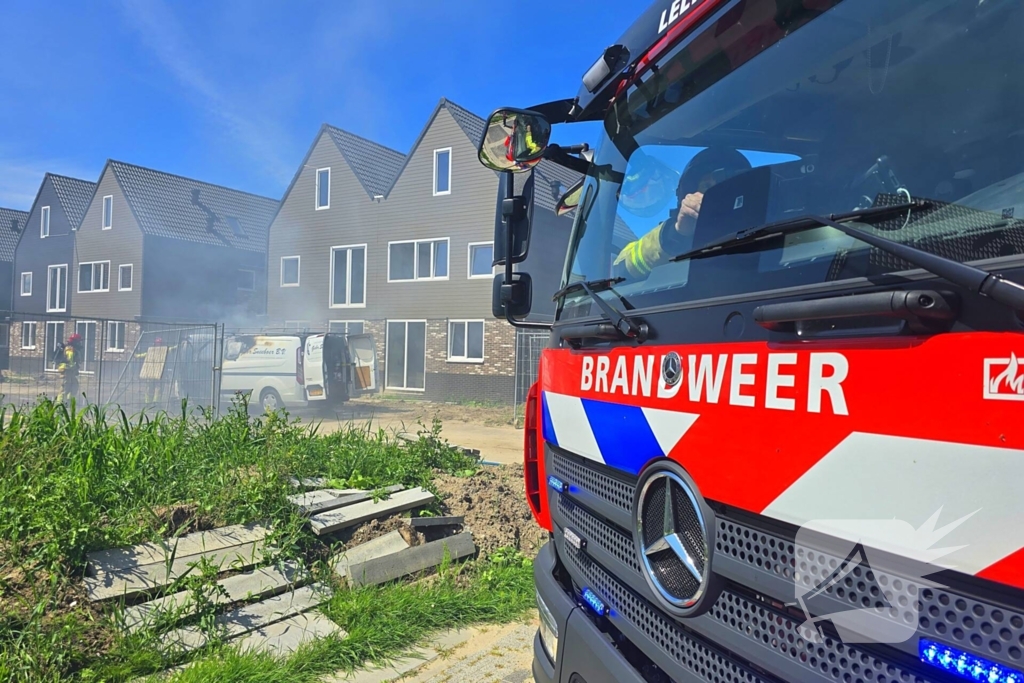 Brandweer blust voertuigbrand