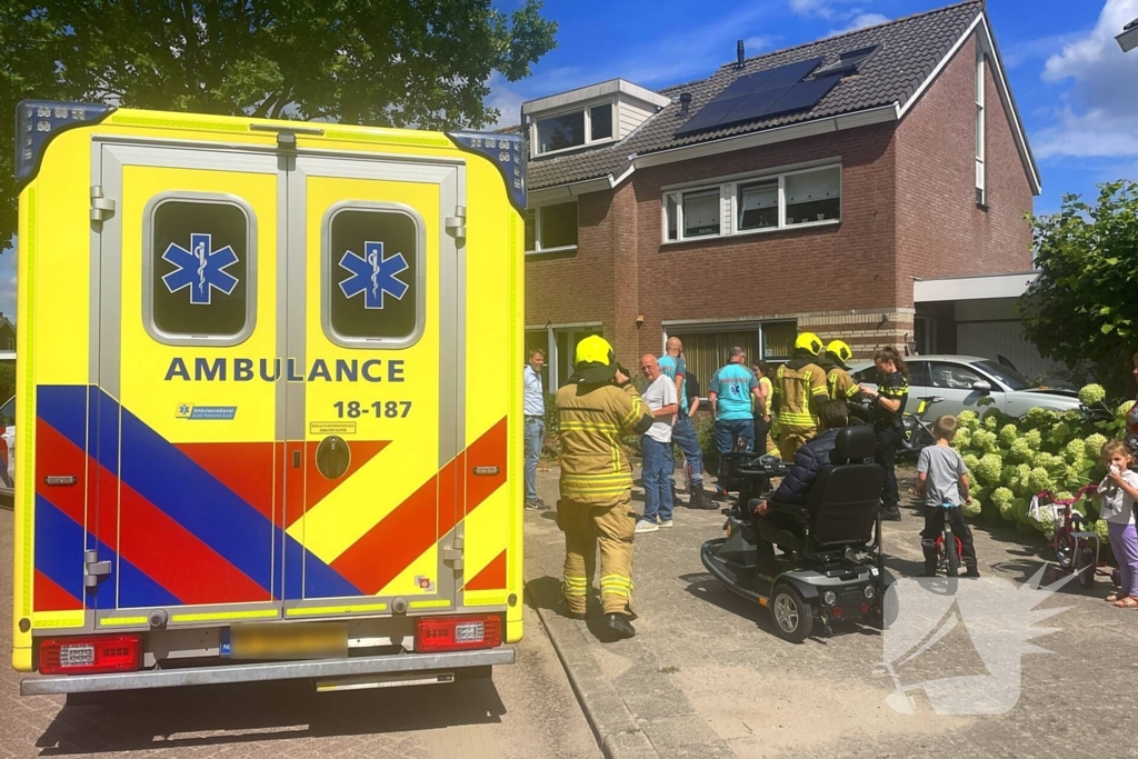 Voertuig ramt boom en huis