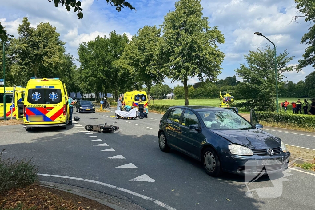 Scooterrijder zwaargewond bij botsing met auto