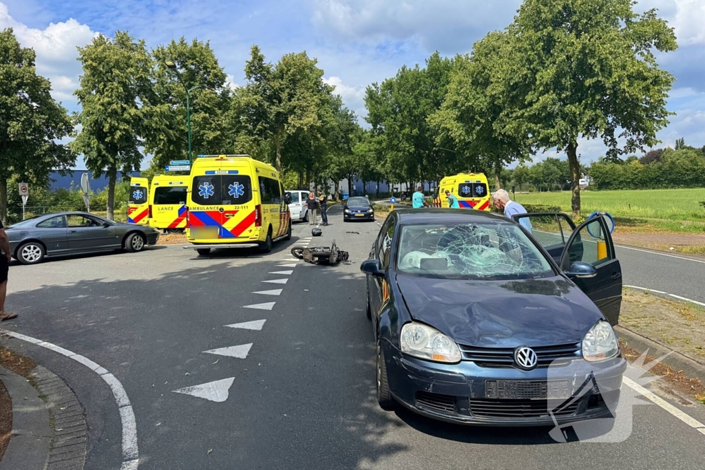 Scooterrijder zwaargewond bij botsing met auto